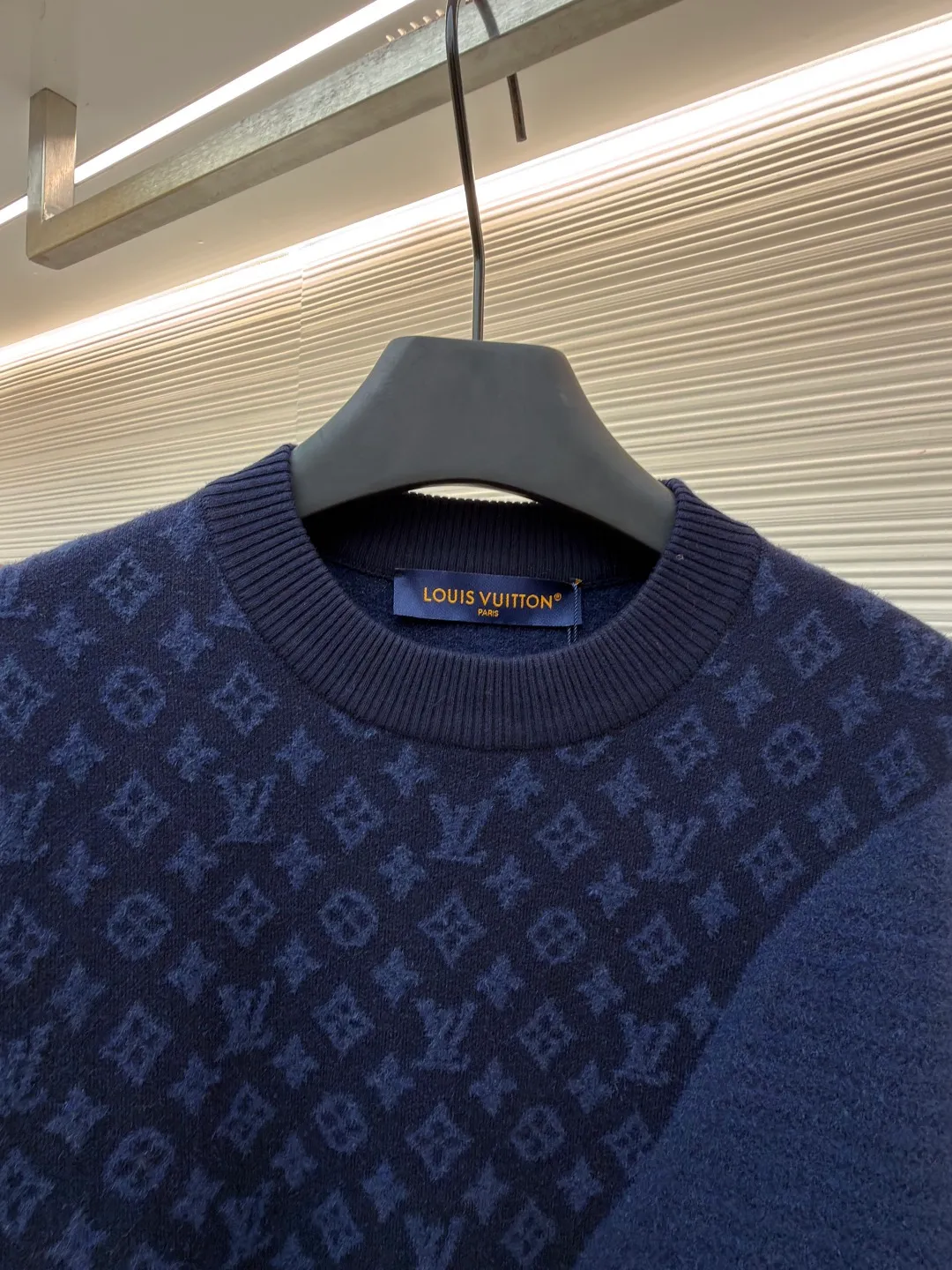 LOUIS VUITTON spliced jacquard knitted short-sleeve ●Original version: purchased and developed by 17276 ●Item number: 1681333-B10 ●Fabric: knitted fabric ●Technology: jacquard production ●Color: navy ●Version: fitted version ●Weight: about 470 grams ●Size: S-M-L-XL ●Description: This short-sleeved knitted crewneck combines Monogram Elements and velvety smooth horizontal stripes echo the flocked items from the 2025 spring and summer fashion show with their delicate texture. Pair it with matching shorts for a casual look, adding flexibility to brave adventurers this season. The overall wiring is straight and delicate, the fabric is comfortable and soft, and the color is consistent without color difference. It can be matched with the same style to create a fashionable look and control various occasions. Customized accessories, complete with three standards, same style for men and women!